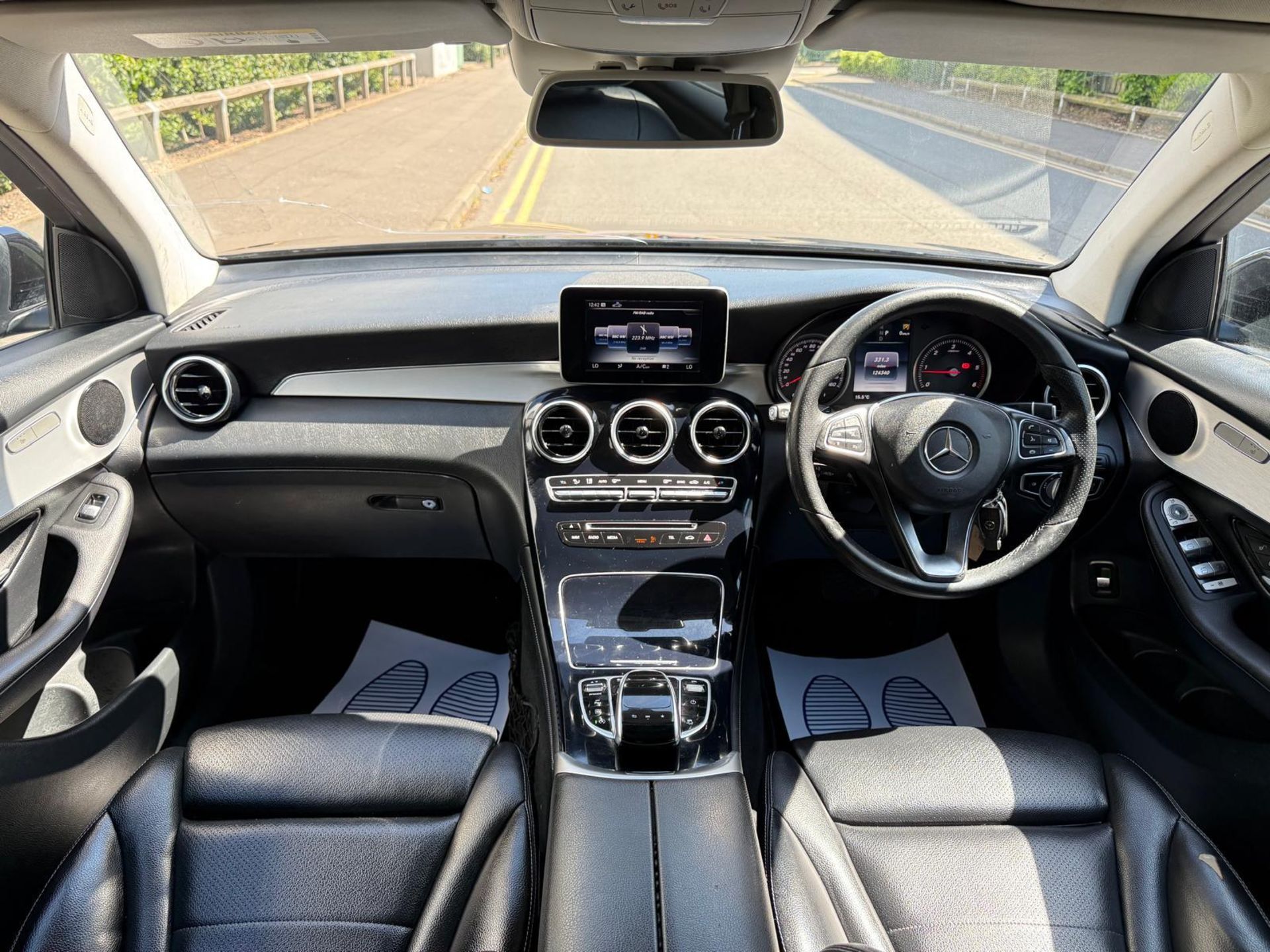 2017 MERCEDES-BENZ GLC 250 D 4MATIC SPORT AUTO >>--NO VAT ON HAMMER--<< - Image 17 of 27