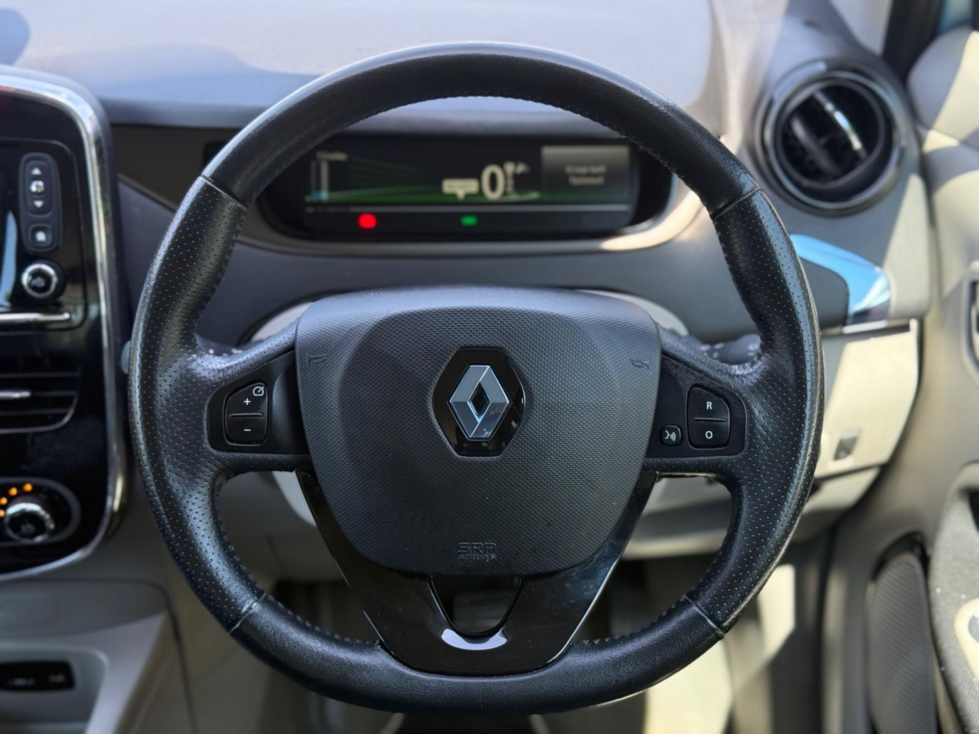 2014 RENAULT ZOE DYNAMIQUE INTENS AUTO – 68K MILES – 91% BATTERY HEALTH >>--NO VAT ON HAMMER--<< - Image 17 of 36