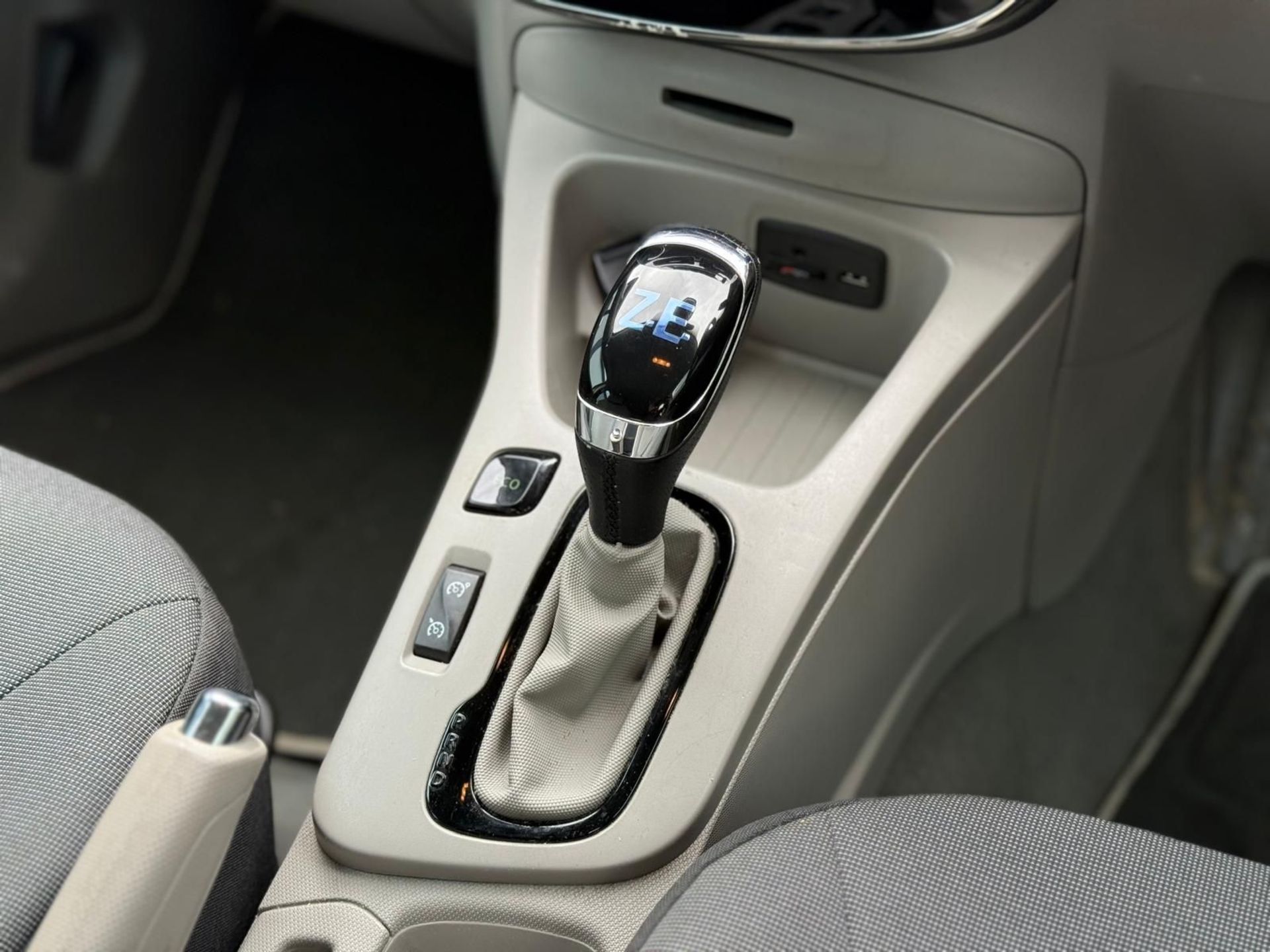 2016 RENAULT ZOE DYNAMIQUE NAV AUTO – 22KWH ELECTRIC HATCHBACK >>--NO VAT ON HAMMER--<< - Image 17 of 27