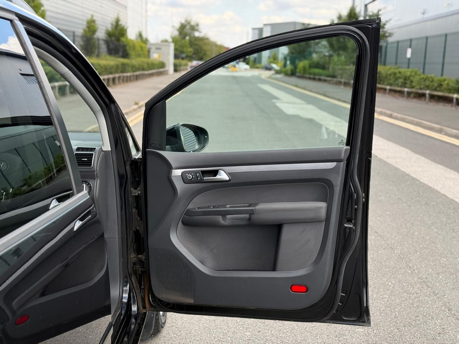 2014 VOLKSWAGEN TOURAN SE BLUE TECH TDI – 1.6 DIESEL – MANUAL – 7 SEATER >>--NO VAT ON HAMMER--<< - Image 32 of 41