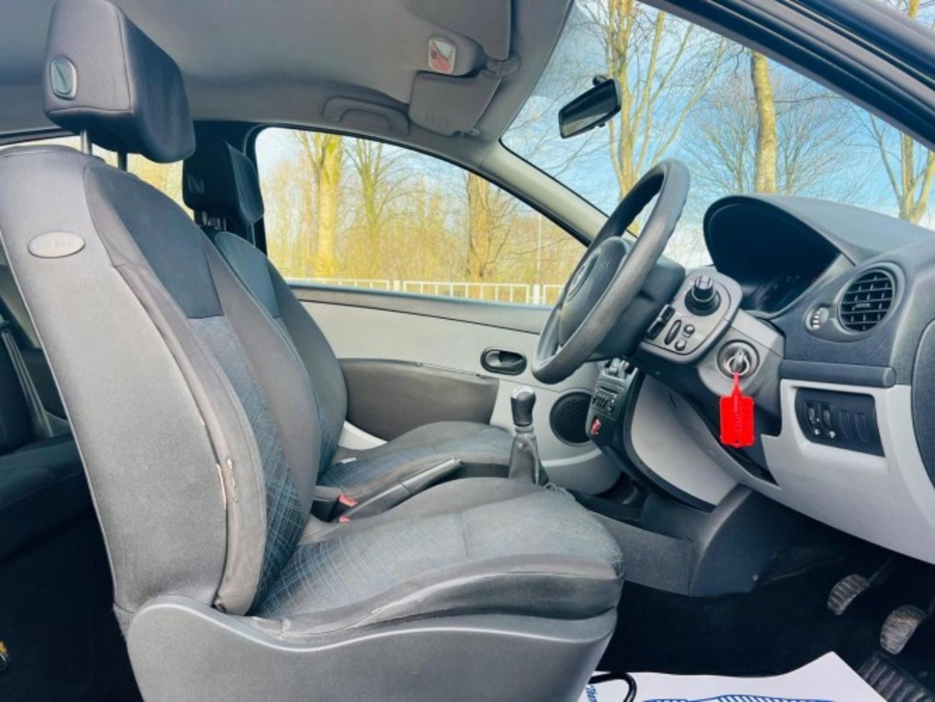 2006 RENAULT CLIO 1.2 16V EXTREME – 3DR HATCHBACK – BLACK >>--NO VAT ON HAMMER--<< - Image 22 of 26