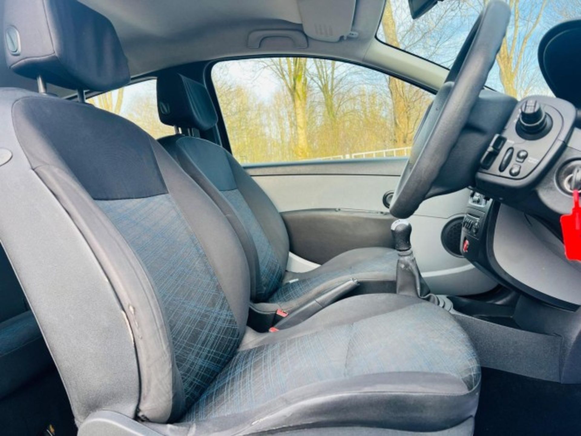 2006 RENAULT CLIO 1.2 16V EXTREME – 3DR HATCHBACK – BLACK >>--NO VAT ON HAMMER--<< - Image 11 of 26