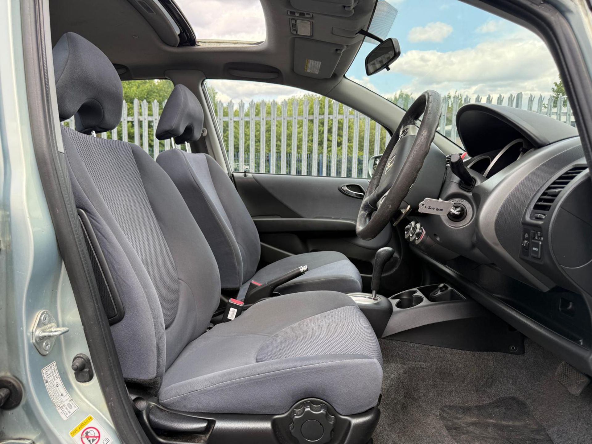 2007 HONDA JAZZ SE CVT – 7-SPEED AUTO – SUNROOF – 149K – >>--NO VAT ON HAMMER--<< - Image 11 of 20
