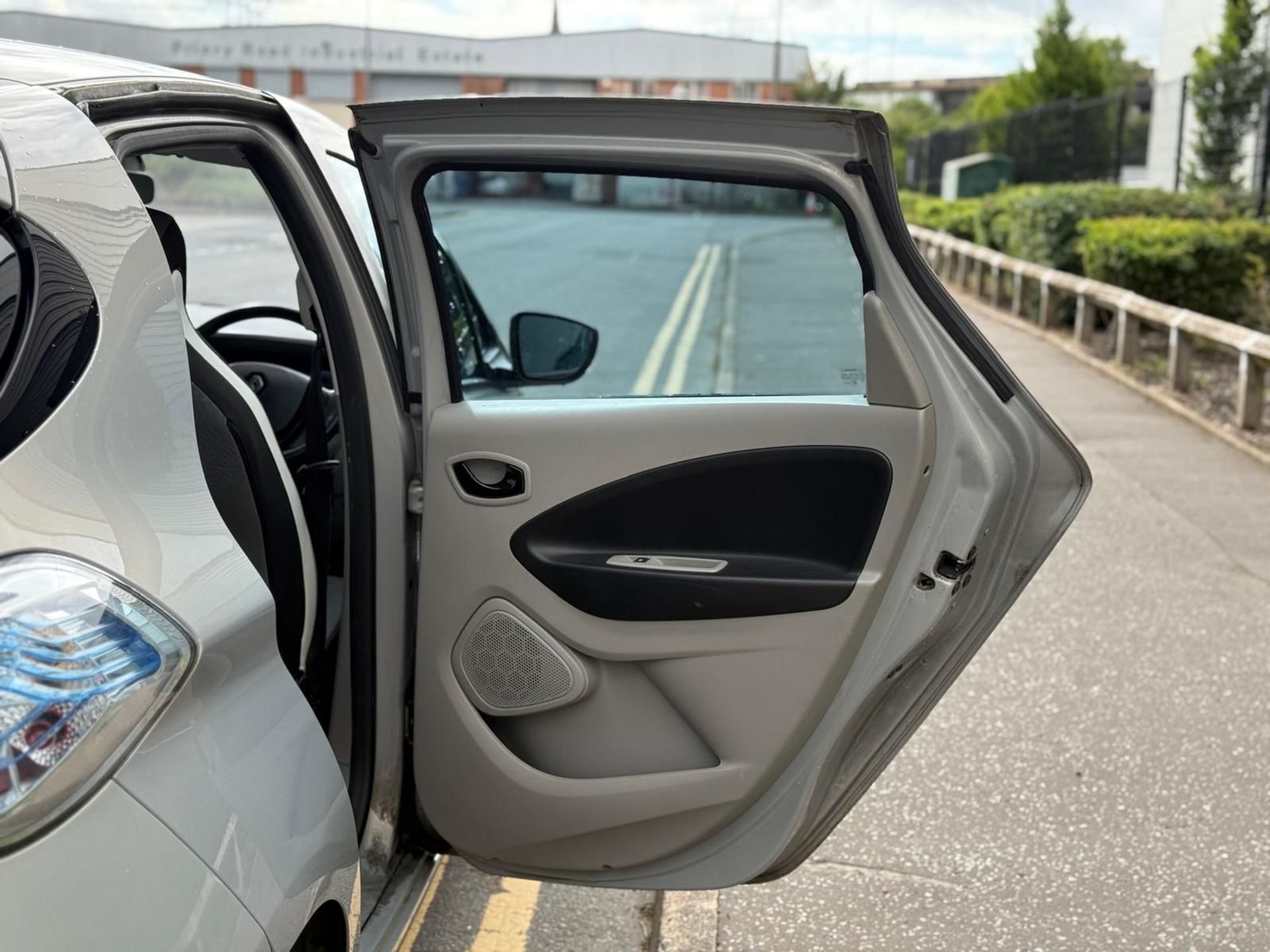 2016 RENAULT ZOE DYNAMIQUE NAV AUTO – 22KWH ELECTRIC HATCHBACK >>--NO VAT ON HAMMER--<< - Image 11 of 27
