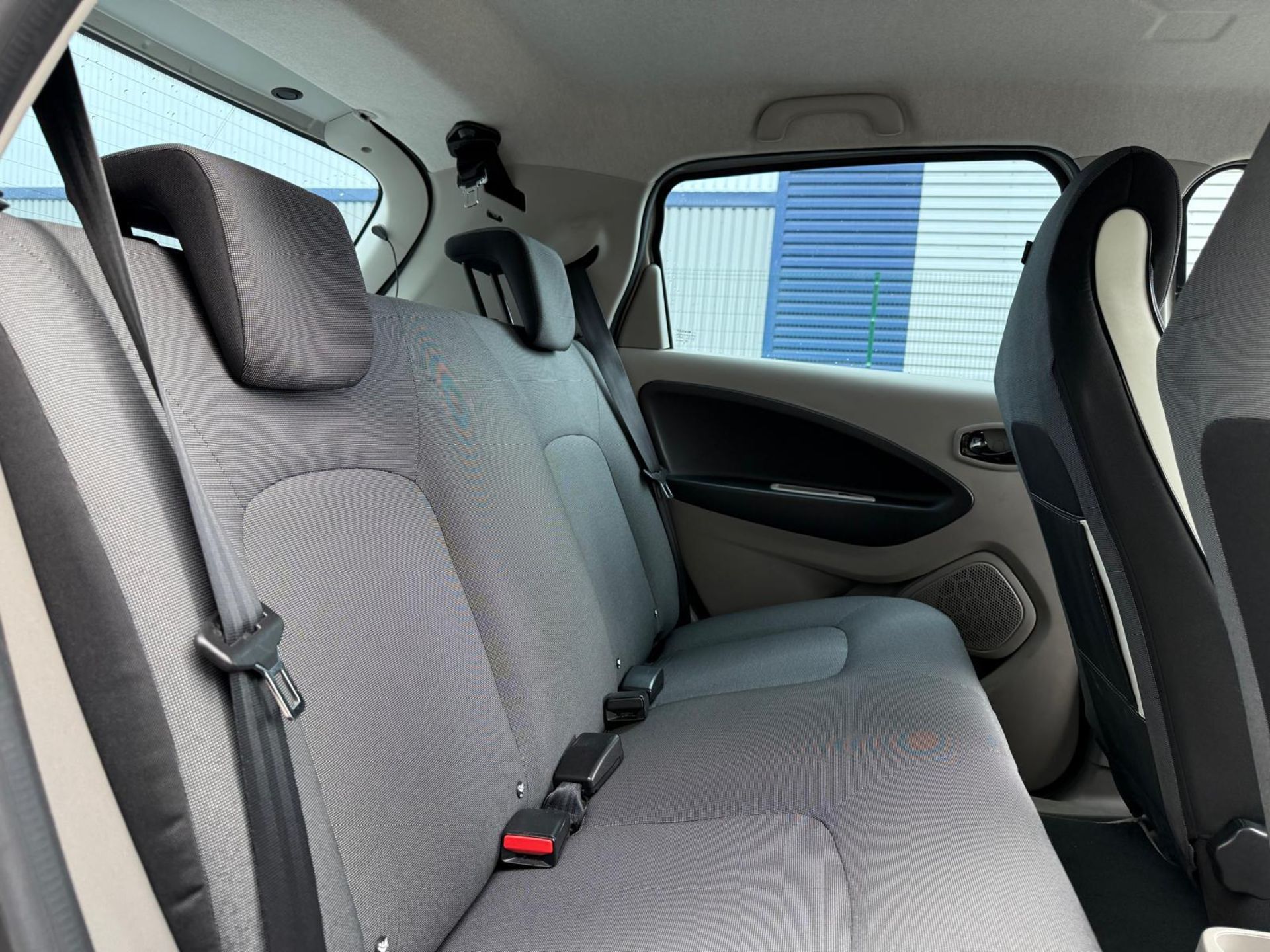 2016 RENAULT ZOE DYNAMIQUE NAV AUTO – 22KWH ELECTRIC HATCHBACK >>--NO VAT ON HAMMER--<< - Image 12 of 27