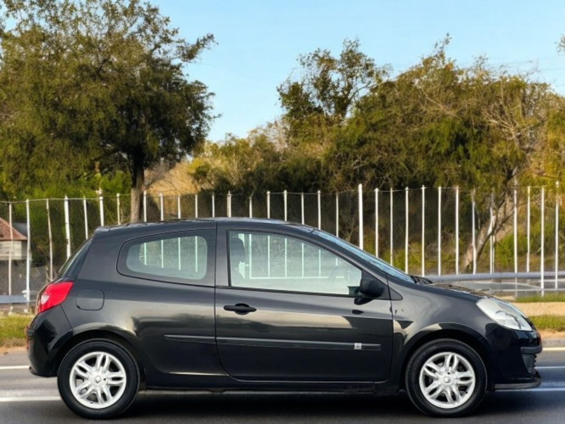 2006 RENAULT CLIO 1.2 16V EXTREME – 3DR HATCHBACK – BLACK >>--NO VAT ON HAMMER--<< - Image 2 of 26