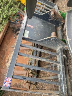 2014 CHERRY CF01HBW 8FT BUCKRAKE – MANITOU BRACKETS