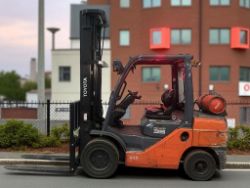 2018 TOYOTA 02-8FGJF35 LPG FORKLIFT – 3,500KG CAPACITY, TRIPLEX MAST