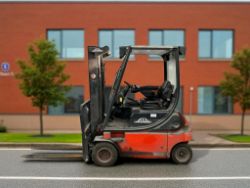 2005 LINDE E18P-02 4-WHEEL ELECTRIC FORKLIFT – 1,800 KG CAPACITY**(INCLUDES CHARGER)**
