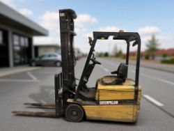 2001 CAT LIFT TRUCKS EP16KT 3-WHEEL ELECTRIC FORKLIFT – 1,600 KG CAPACITY **(INCLUDES CHARGER)**