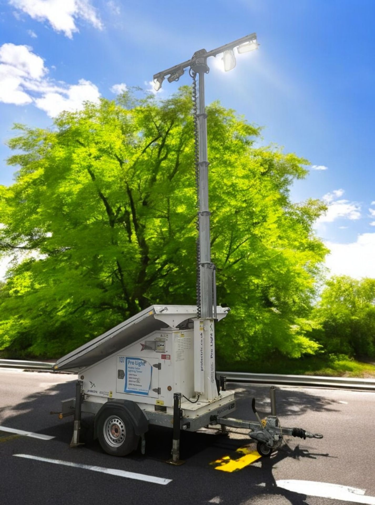 2020 PROELECTRIC LED LIGHTING TOWER WITH SOLAR PANELS - Image 4 of 8