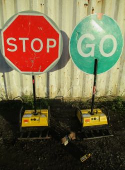 PIKE ROBOSIGN STOP/GO BOARDS – TRAFFIC LIGHTS SIGN WITH NEW BATTERIES – 2-WAY OPERATION