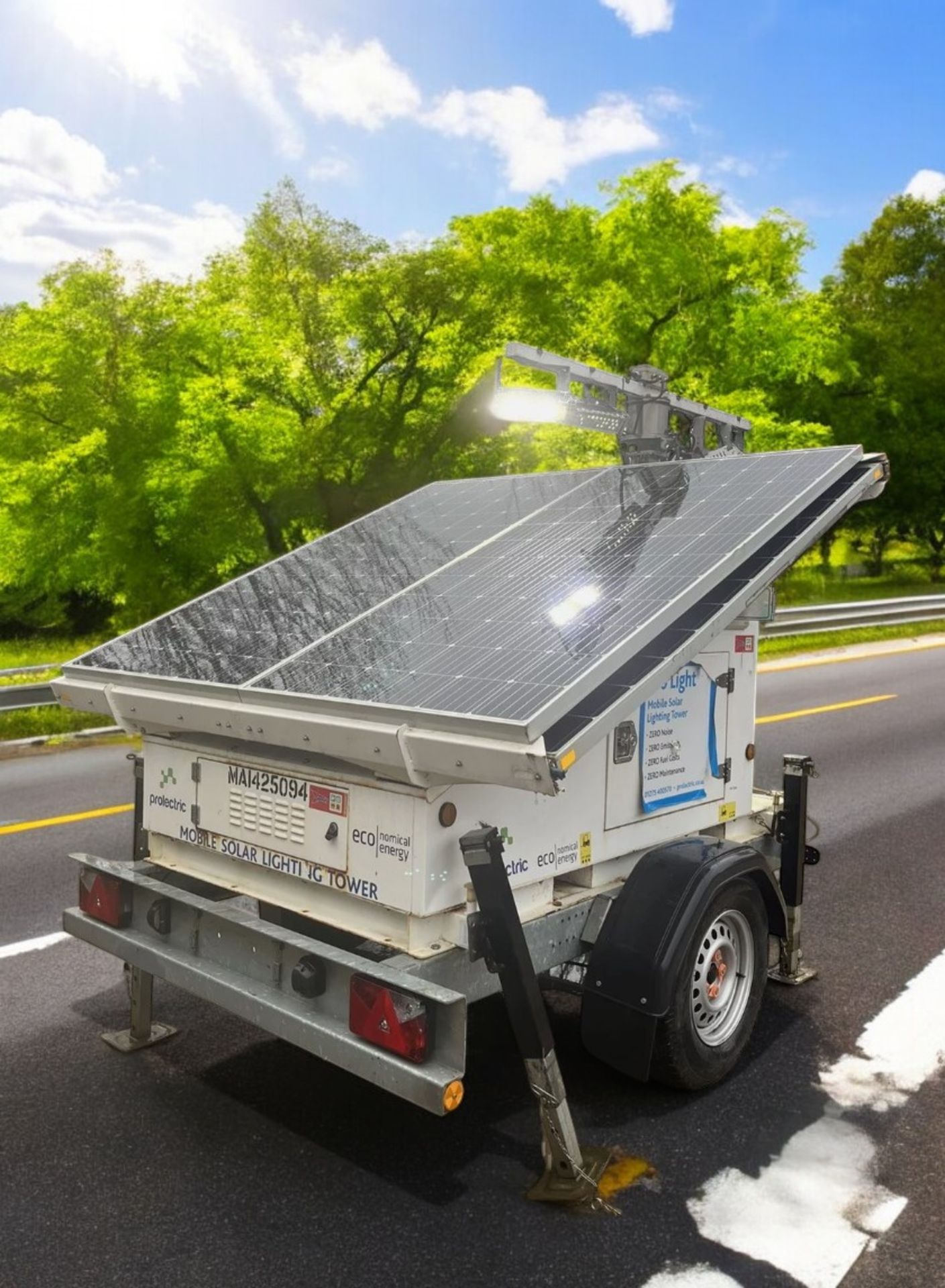 2020 PROELECTRIC LED LIGHTING TOWER WITH SOLAR PANELS - Image 3 of 8