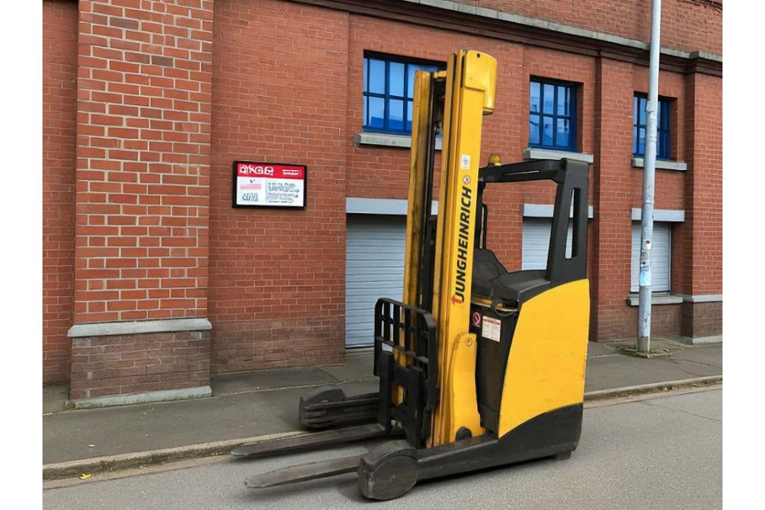 2006 JUNGHEINRICH ETV216 REACH TRUCK – 1,600 KG CAPACITY **(INCLUDES CHARGER)** - Image 2 of 3