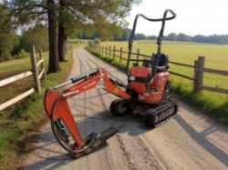 KUBOTA U10-3 MICRO EXCAVATOR – 2017 – 3 BUCKETS + HYDRAULIC BREAKER