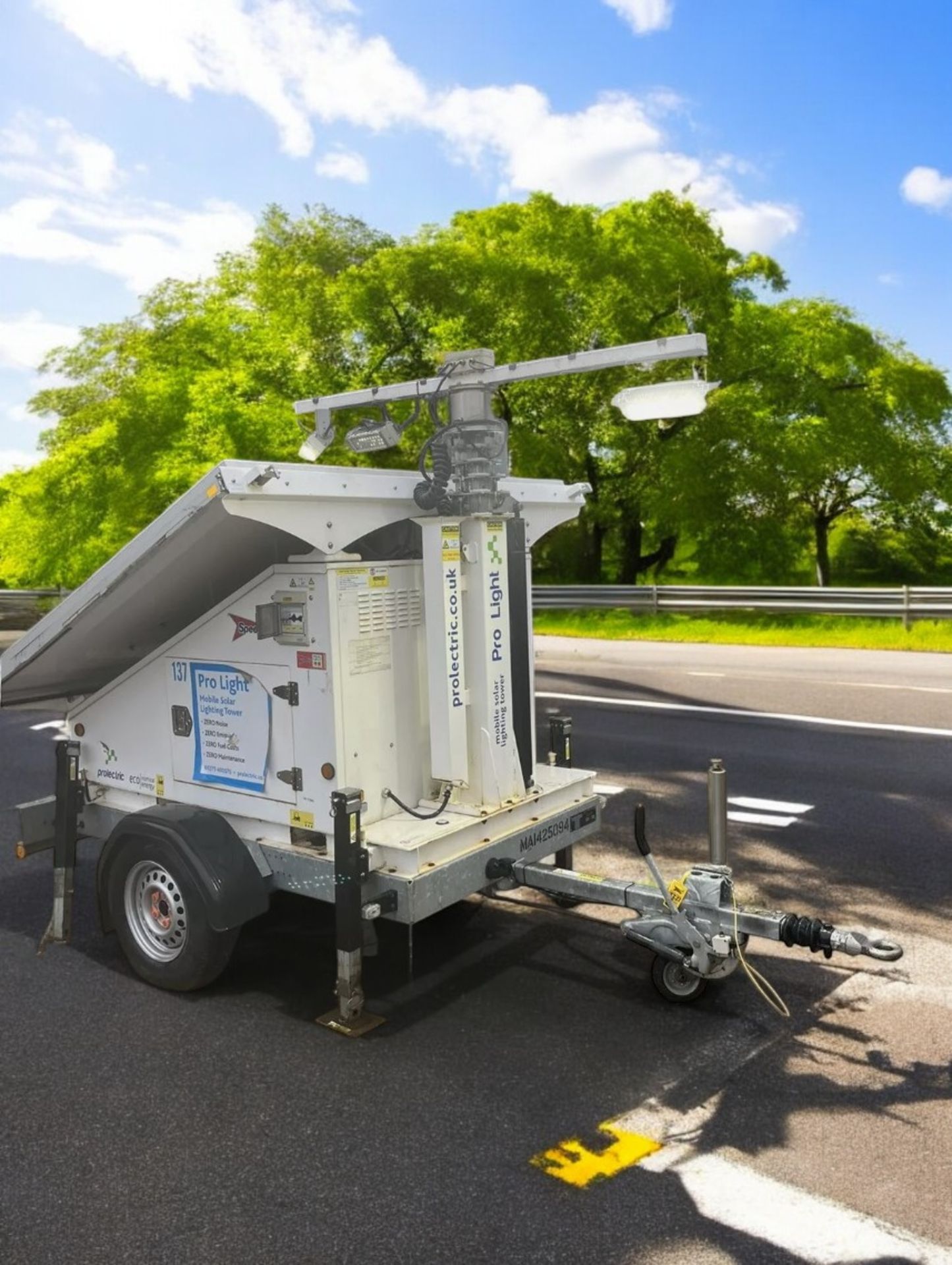 2020 PROELECTRIC LED LIGHTING TOWER WITH SOLAR PANELS - Image 2 of 8