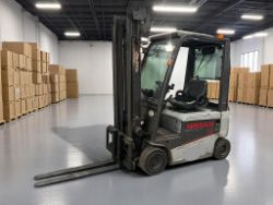 **(INCLUDES CHARGER)** 2009 NISSAN JG1N1L16T 4-WHEEL ELECTRIC FORKLIFT – 1,600 KG CAPACITY