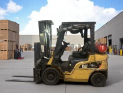 2014 CAT GP25NT LPG FORKLIFT – 2,500KG CAPACITY – 10,000 HOURS – TRIPLEX MAST