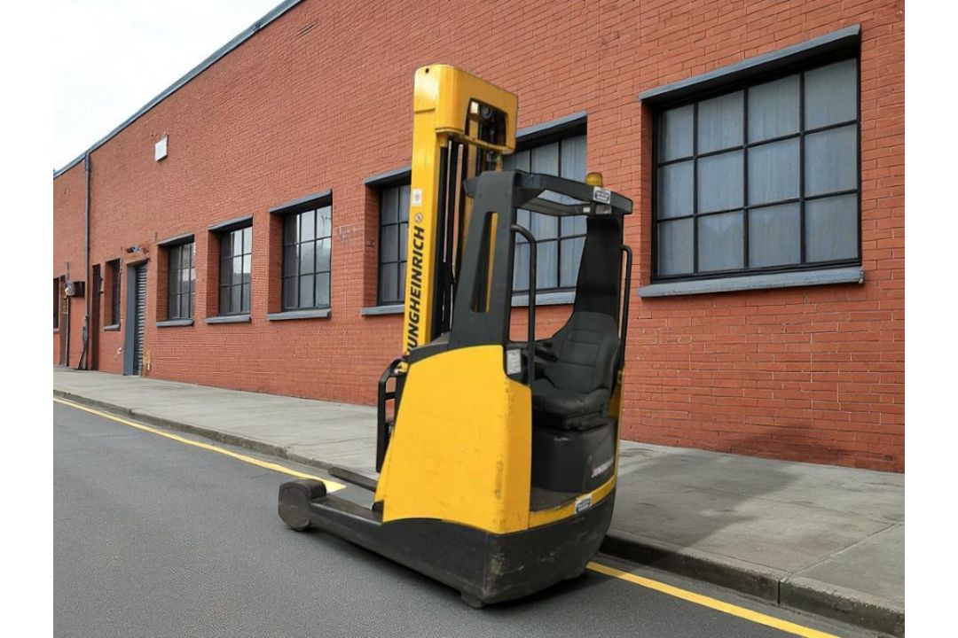 2006 JUNGHEINRICH ETV216 REACH TRUCK – 1,600 KG CAPACITY **(INCLUDES CHARGER)** - Image 3 of 3
