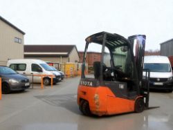 2012 TOYOTA 8FBET16 3-WHEEL ELECTRIC FORKLIFT – 1,600 KG CAPACITY **(INCLUDES CHARGER)**