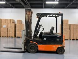 **(INCLUDES CHARGER)** 2007 DOOSAN B25X-5 4-WHEEL ELECTRIC FORKLIFT – 2,500 KG CAPACITY