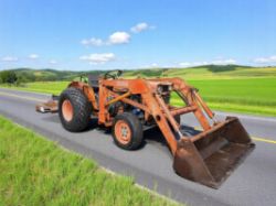 KUBOTA COMPACT TRACTOR MINI TRACTOR 4WD WITH POWER LOADER & TOPPER
