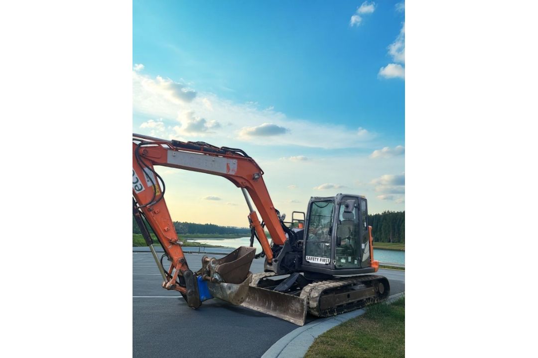 2018 HITACHI ZX85USB-5A 8 TONNE EXCAVATOR – QUICK HITCH – 2 BUCKETS – BLADE - Image 6 of 14