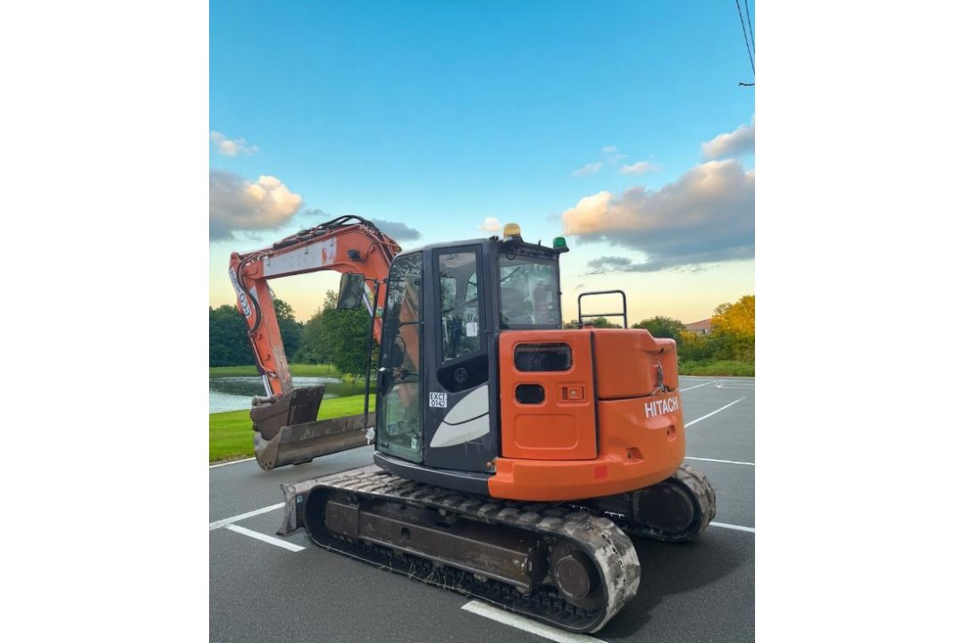 2018 HITACHI ZX85USB-5A 8 TONNE EXCAVATOR – QUICK HITCH – 2 BUCKETS – BLADE - Image 4 of 14
