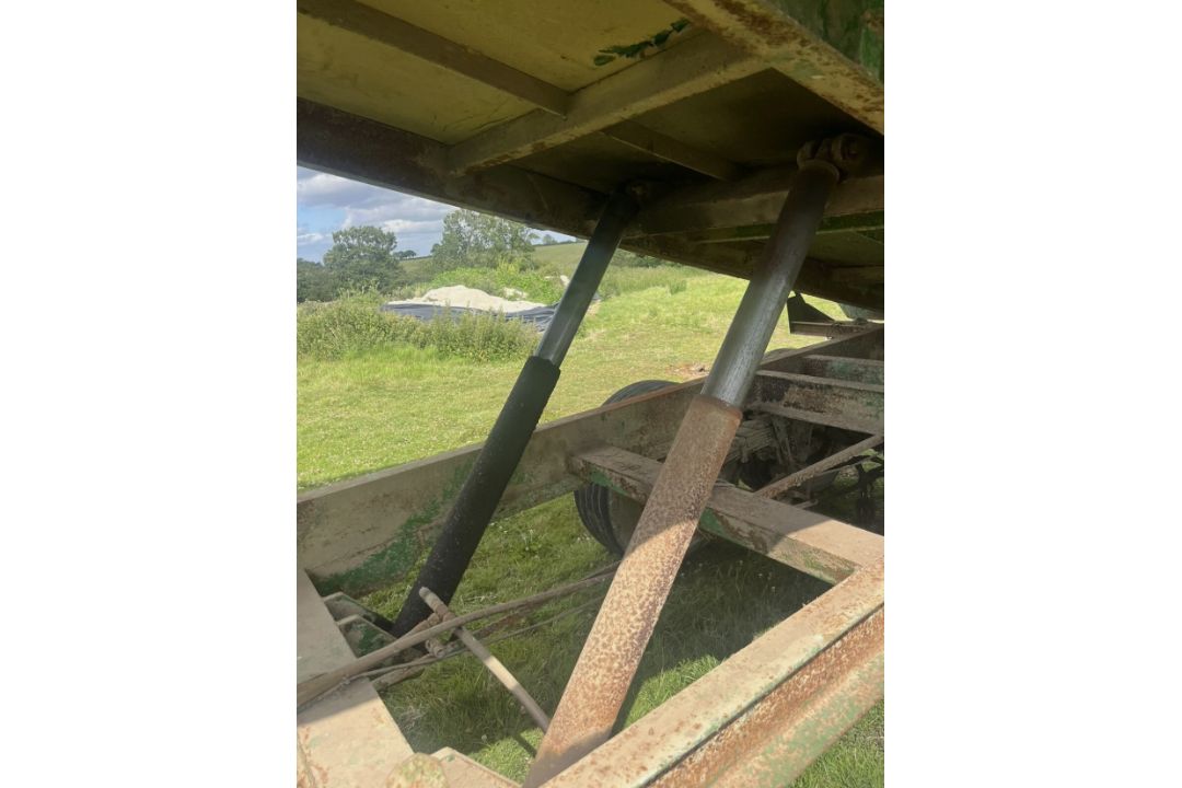 DOUBLE AXLE MUCK/GRAIN TIPPING TRAILER – TWIN RAMS – AGRICULTURAL USE - Image 6 of 7