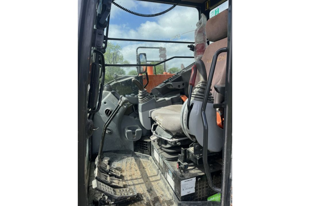 2018 HITACHI ZX85USB-5A 8 TONNE EXCAVATOR – QUICK HITCH – 2 BUCKETS – BLADE - Image 12 of 14