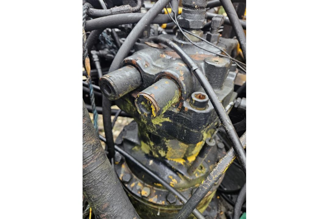 JCB JS200 / JS220 SLEW GEARBOX – 1997 – SQUARE BACK TYPE - Image 1 of 4