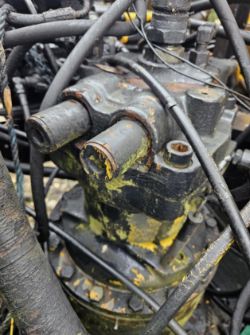 JCB JS200 / JS220 SLEW GEARBOX – 1997 – SQUARE BACK TYPE