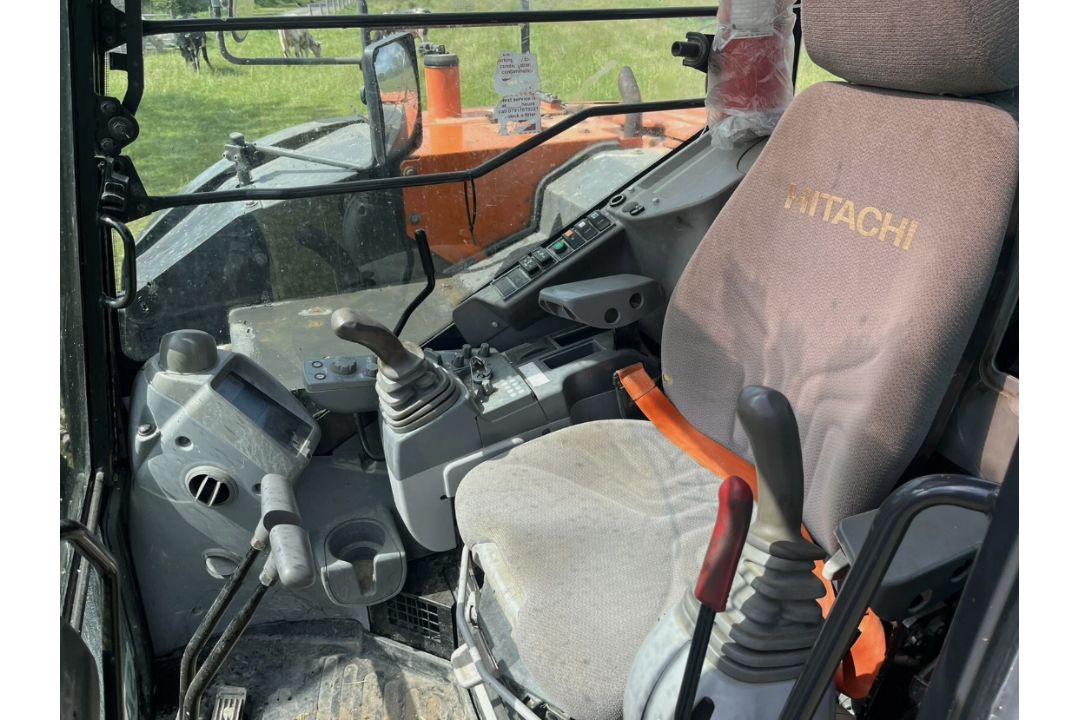 2018 HITACHI ZX85USB-5A 8 TONNE EXCAVATOR – QUICK HITCH – 2 BUCKETS – BLADE - Image 13 of 14