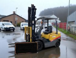 TCM FD25T3 DIESEL COUNTERBALANCE FORKLIFT –SIDE SHIFT – 2 STAGE MAST >>--NO VAT ON HAMMER--<<