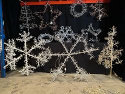 1 PALLET OF XMAS LIGHTS, DECORATIONS, WATER SPINNERS, LIGHT SCULPTURES & MUCH MORE! £4000