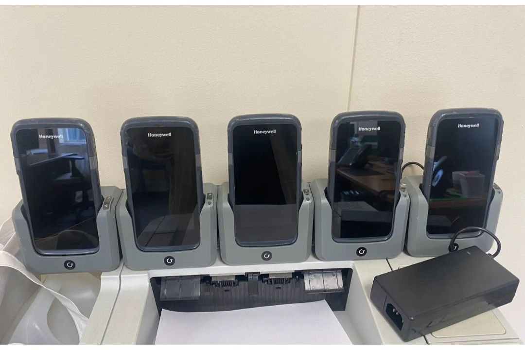 10 X HONEYWELL CT50 HANDHELD SCANNER COMES WITH 5-PORT CHARGING DOCK - Image 1 of 2