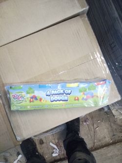 600 X 4 PACKS OF PLAY DOUGH