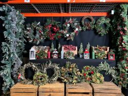 1 PALLET OF XMAS LIGHTS, DECORATIONS, WATER SPINNERS, LIGHT SCULPTURES & MUCH MORE! £2750