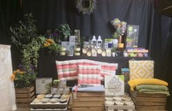 1 PALLET OF SUMMER GARDEN LIGHTS, SOLAR, PLANTERS, FEATURES,OUTDOOR, LANTERNS, RUGS & MUCH MORE!