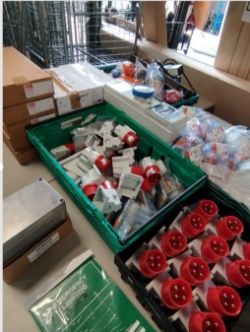 MIXED JOBLOT OF ELECTRICAL ITEMS X 75 UNITS