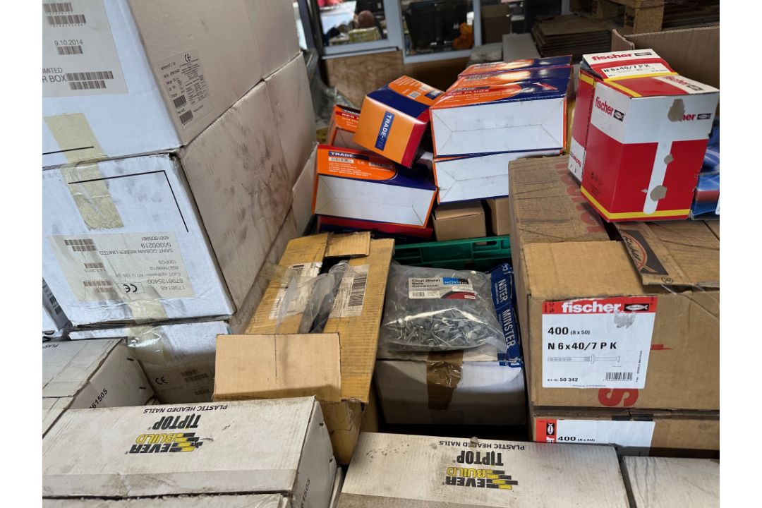 MASSIVE JOBLOT FIXINGS SCREWS NAILS ANCHORS PLUGS DRILL BITS TOOLS TRADE - Image 5 of 9