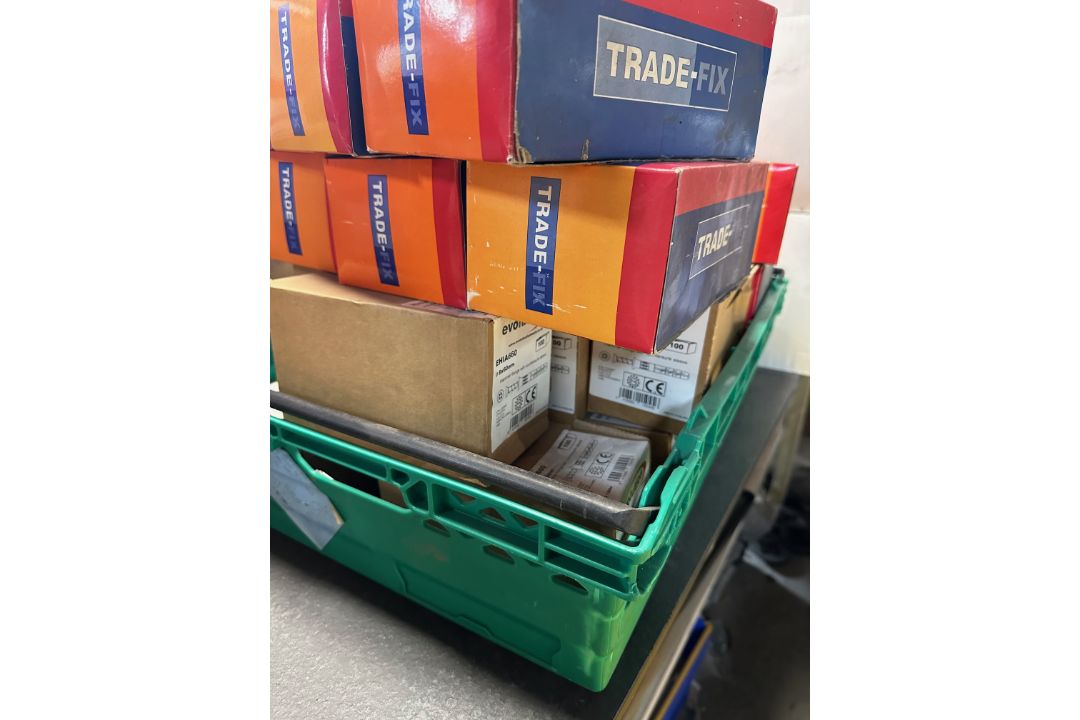 MASSIVE JOBLOT FIXINGS SCREWS NAILS ANCHORS PLUGS DRILL BITS TOOLS TRADE - Image 8 of 9