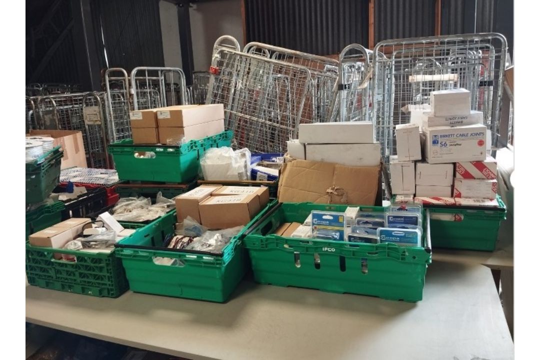 MIXED JOBLOT OF ELECTRICAL ITEMS X 176 UNITS - Image 1 of 3