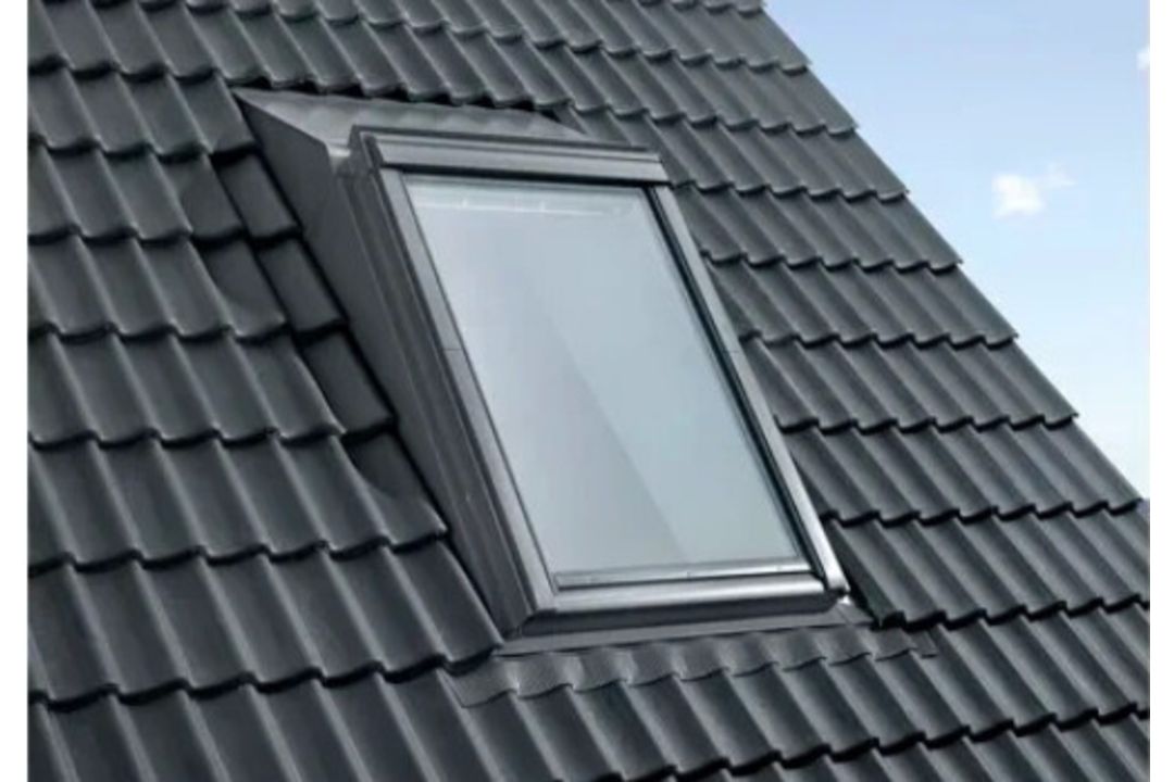 VELUX ROOF DORMER WITH WINDOW MK04 78 CM X 98 CM EAW MK04 6000P2 / EAX MK04 6000P2 - Image 1 of 5