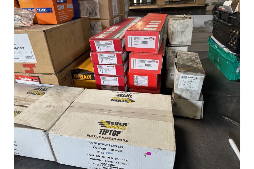 MASSIVE JOBLOT FIXINGS SCREWS NAILS ANCHORS PLUGS DRILL BITS TOOLS TRADE - Image 2 of 9