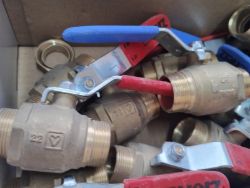 HERZ - 22MM DZR BALL VALVES - RED AND BLUE HANDLES - NEW PN16 - JOBLOT OF 13