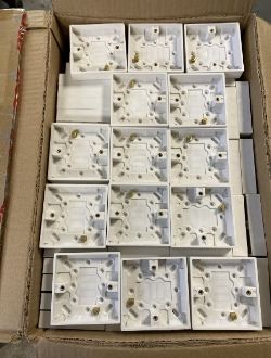 1-GANG SURFACE PATTRESS WHITE BACK BOX 25MM JOBLOT OF 200X UNITS