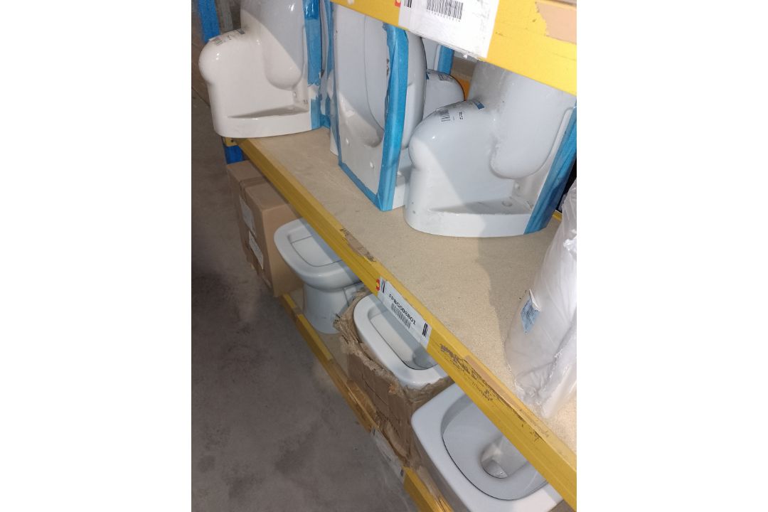 JOBLOT OF 30+ TOILETS, CISTERNS & PANS – ROCA, VITRA, ROPER RHODES, ARMITAGE SHANKS - Image 6 of 7