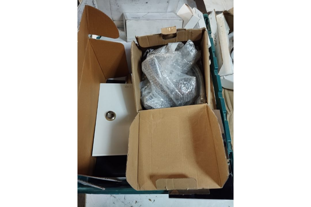 JOBLOT OF PLUMBING AND BUILDING ITEMS ALTERNA WIRQUIN BATH TAPS - Image 7 of 15