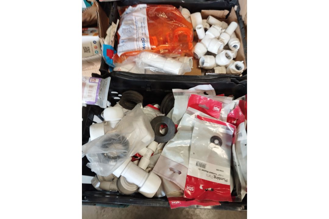 JOBLOT OF PLUMBING AND BUILDING ITEMS ALTERNA WIRQUIN BATH TAPS - Image 4 of 15
